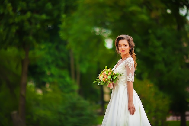 Portrait d'une belle mariée dans un jardin luxuriant