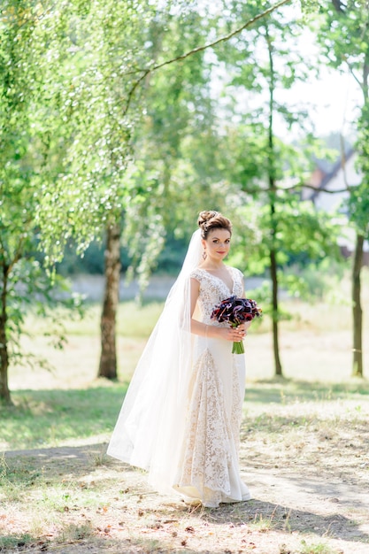 Portrait d'une belle mariée dans la nature.