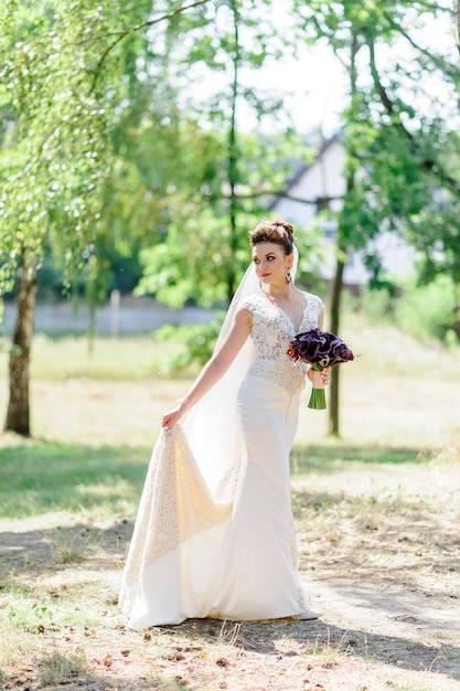 Portrait d'une belle mariée dans la nature.