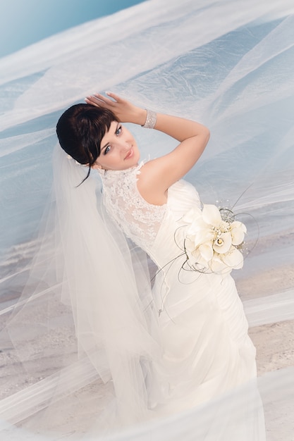 Portrait De La Belle Mariée Debout Près De La Plage