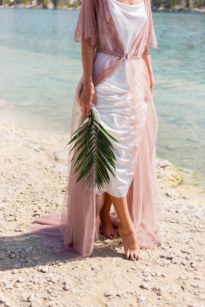 Photo portrait d'une belle mariée sur le fond d'un beau lac