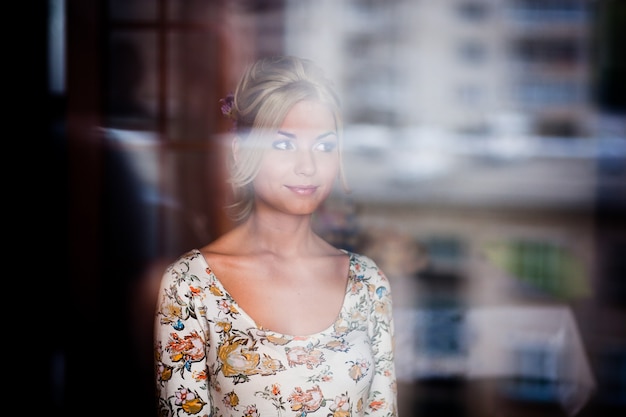 Portrait De La Belle Mariée Heureuse Avec Le Maquillage Et La Coiffure De Mariage