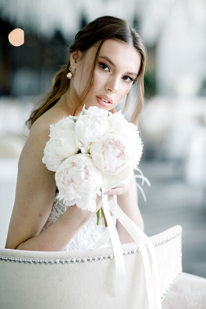 Portrait d'une belle mariée avec le jour du mariage de fleurs