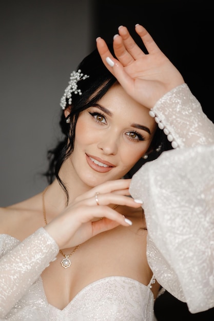 Portrait d'une belle mariée en robe blanche.