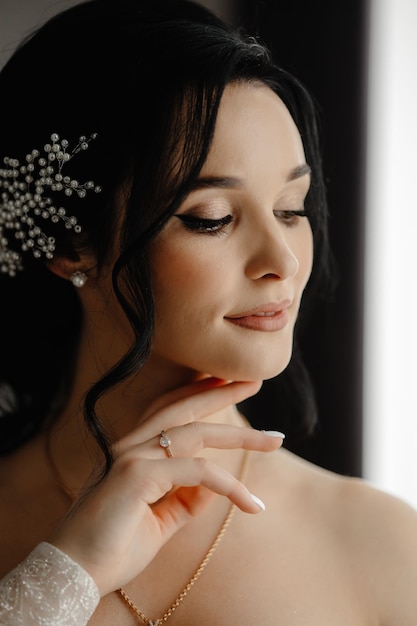 Portrait d'une belle mariée en robe blanche.