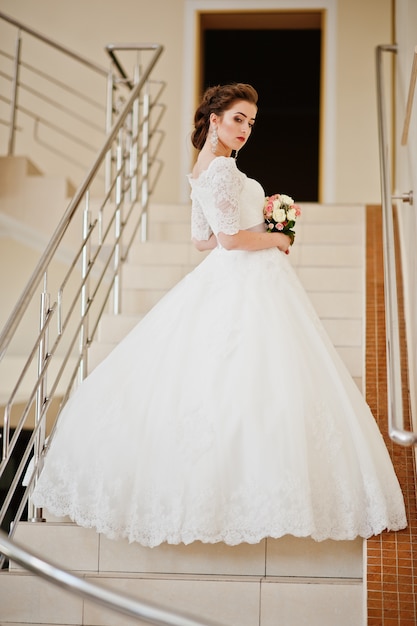 Portrait de la belle mariée à la salle de mariage