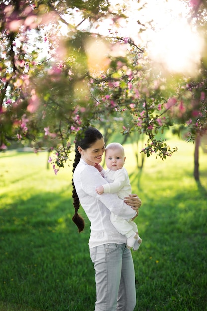 Portrait belle mère et bébé à l'extérieur de la nature beauté maman et son enfant jouant dans le parc