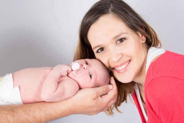 Portrait d'une belle mère avec son bébé nouveau-né