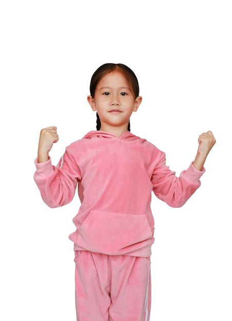 Portrait de la belle petite fille asiatique en survêtement rose