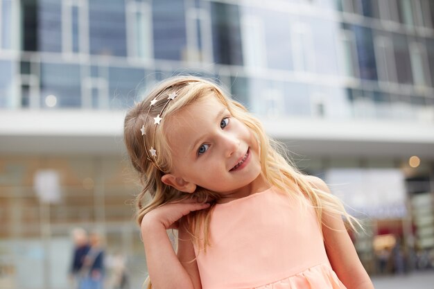 Portrait de la belle petite fille de cheveux blonds