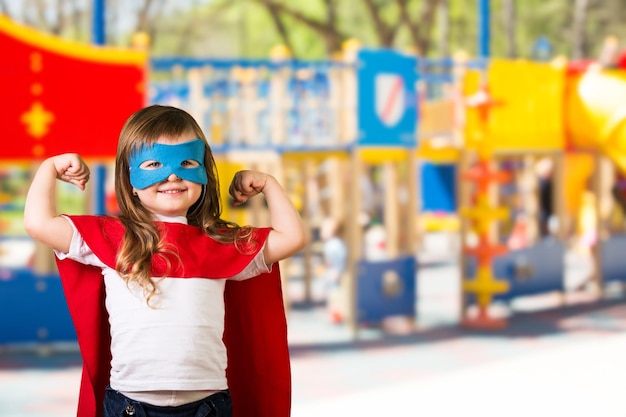 Portrait de belle petite fille en costume de super-héros