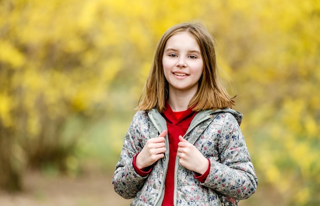 Portrait de belle petite fille dans le parc d'automne