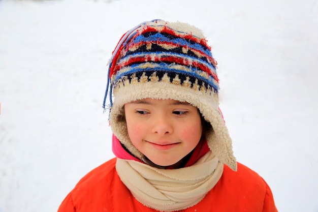 Portrait d'une belle petite fille en hiver