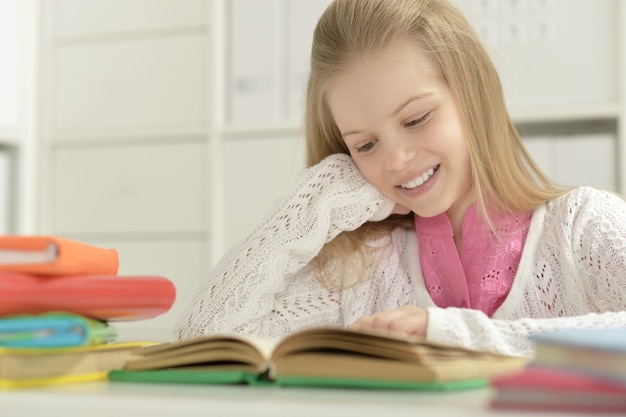 Portrait De Belle Petite Fille Avec Livre