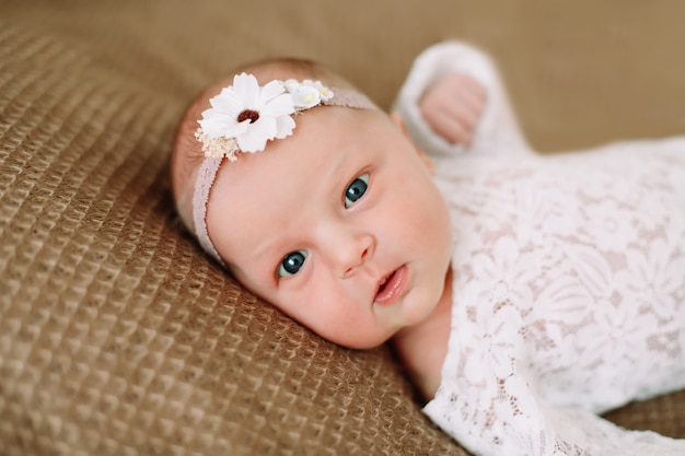 Un portrait d'une belle petite fille nouveau-née