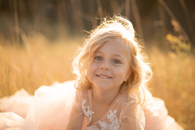 Portrait d'une belle petite fille princesse vêtue d'une robe rose