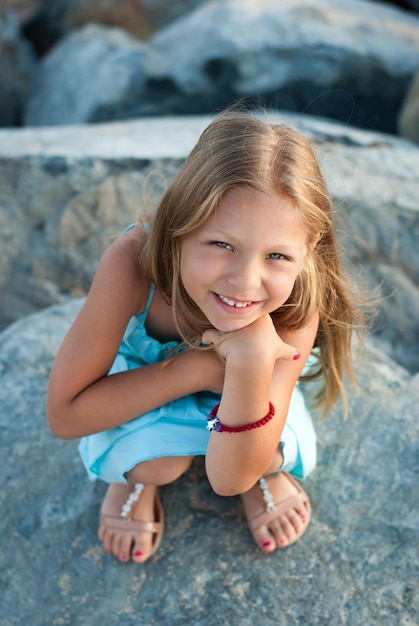 Portrait de belle petite fille. Regarder la caméra