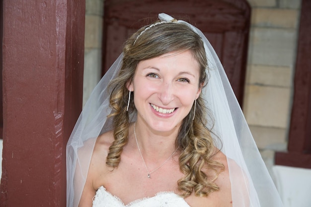 Portrait d'une belle et ravissante mariée blonde