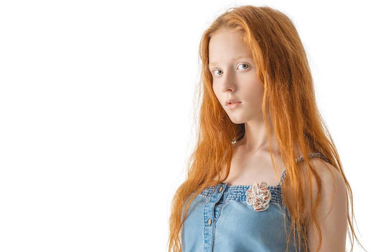 Photo portrait de la belle rousse gaie aux cheveux longs