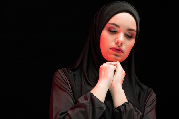 Portrait de belle sérieuse jeune femme musulmane portant un hijab noir