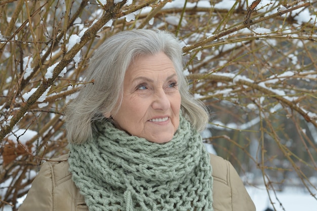 Portrait d'une belle vieille femme en hiver