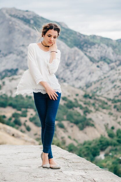 Portrait d'une belle voyageuse debout dans les montagnes