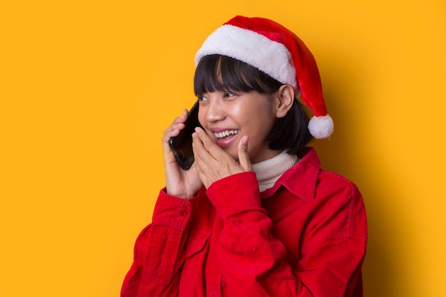 Portrait de belles femmes asiatiques portent un chapeau de Noël avec téléphone portable