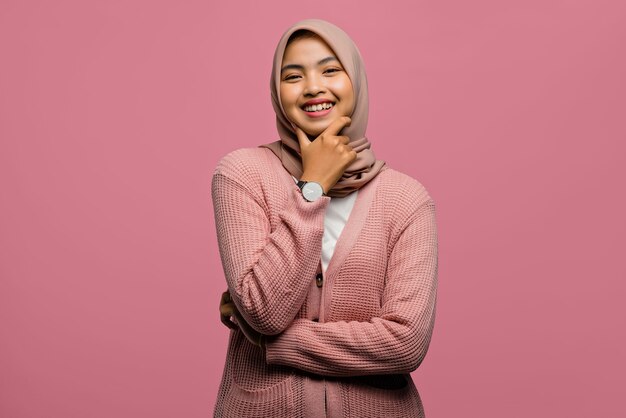 Portrait de belles femmes asiatiques souriant et se sentent en confiance