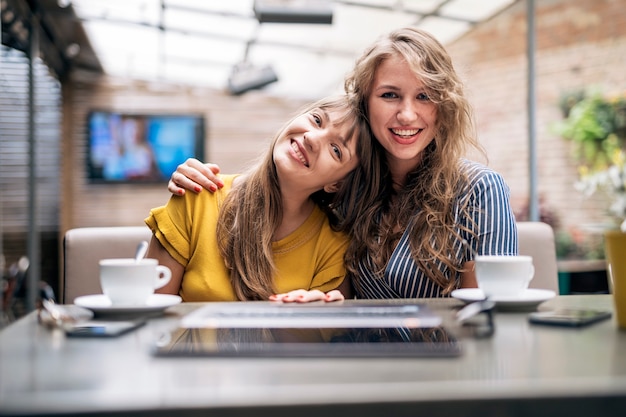 Portrait de belles filles au café