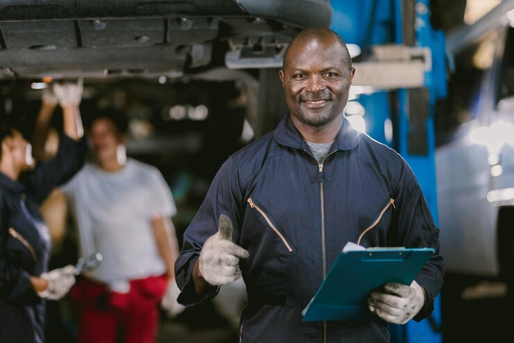 Portrait Black African mécanicien garage travailleur vérifier le personnel de l'équipe de service auto smart standing happy smile