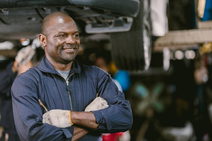 Portrait Black African mécanicien garage travailleur vérifier le personnel de l'équipe de service auto smart standing happy smile