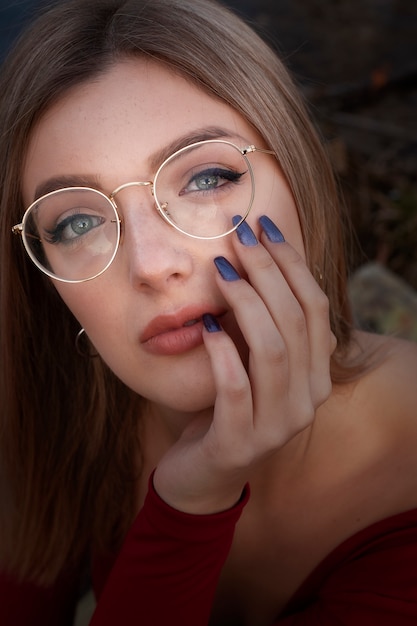 Portrait d'une blonde à lunettes