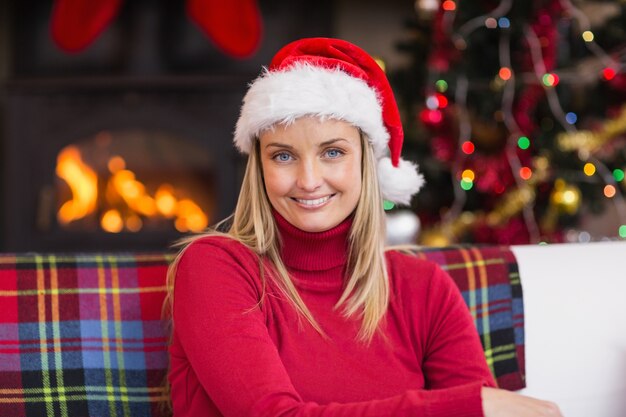 Portrait d&#39;une blonde souriante portant bonnet de Noel