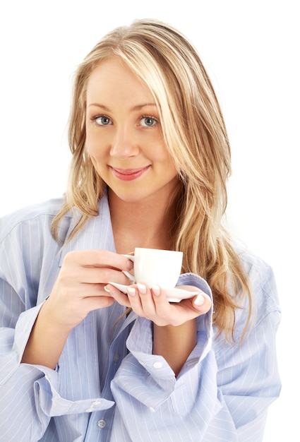 Photo portrait de blonde avec une tasse de café