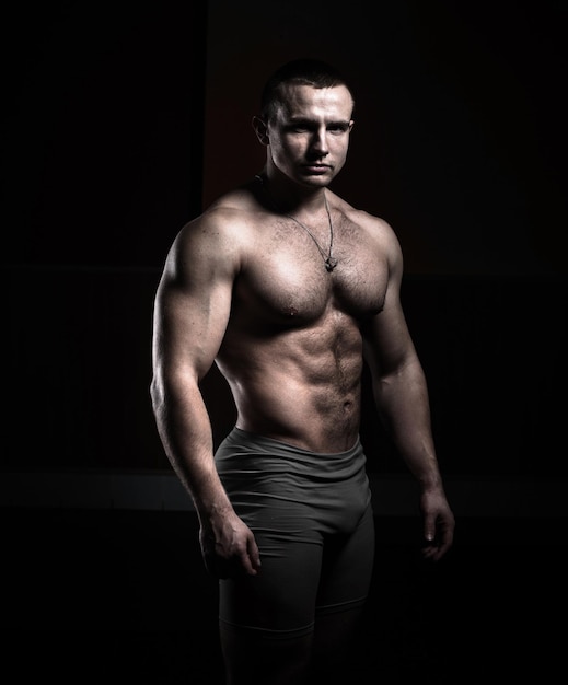 Portrait d'un bodybuilder sur fond noir