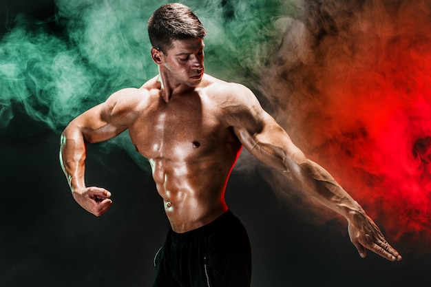 Portrait De Bodybuilder Torse Nu. Homme Musclé Qui Pose En Studio.