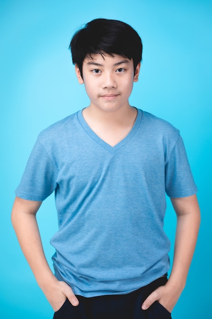Portrait de bon enfant asiatique sur bleu.