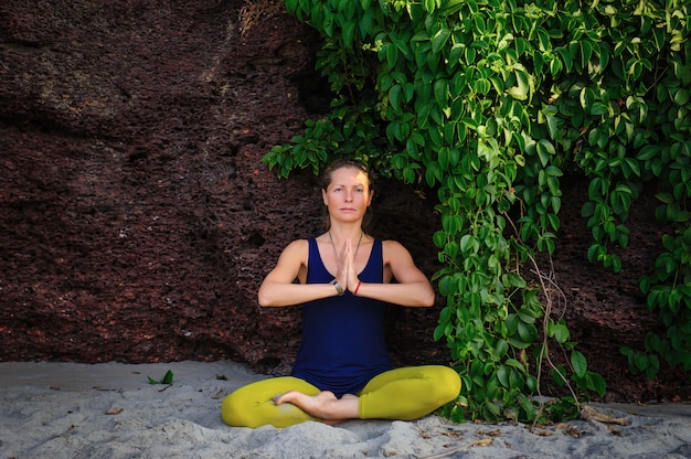 Portrait de bonheur jeune femme pratiquant le yoga en plein air. Concept de yoga et de détente. Belle fille pratique asana.
