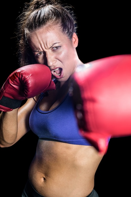 Portrait de boxeur féminin agressif avec position de combat