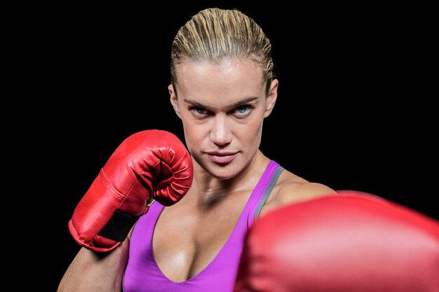 Portrait de boxeur féminin avec position de combat