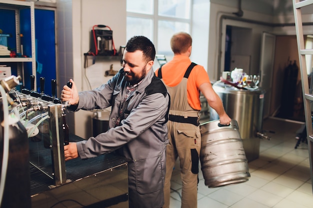 Portrait d'un brasseur faisant de la bière sur son lieu de travail dans la brasserie