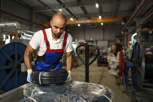 Portrait de bricoleur masculin afro-américain travaillant dans une usine industrielle