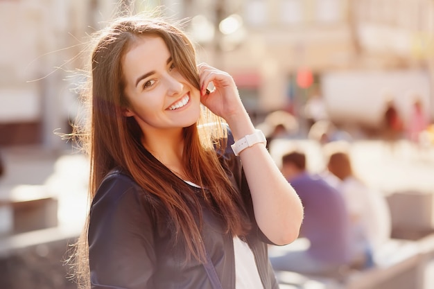 Portrait d'une brune beauté dans la ville