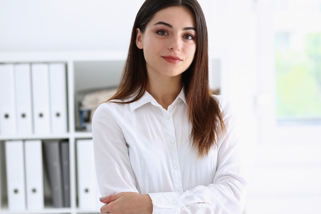 Portrait de brune belle femme d'affaires au bureau