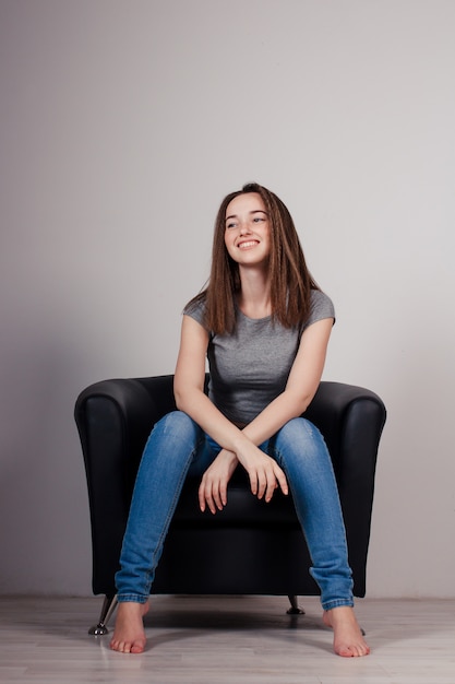 Portrait de brune belle jeune fille dans le Studio