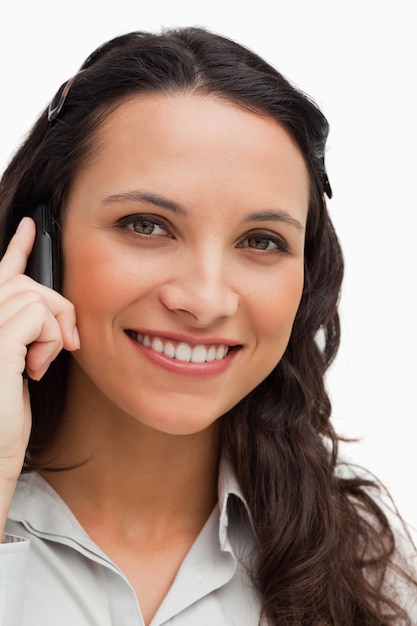 Portrait d&#39;une brune souriante en appelant