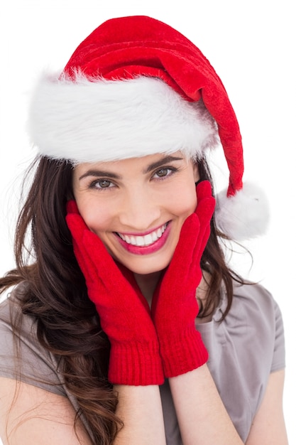 Portrait d&#39;une brune souriante en bonnet de Noel