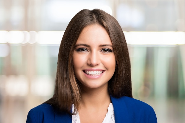 Portrait d&#39;une brune souriante