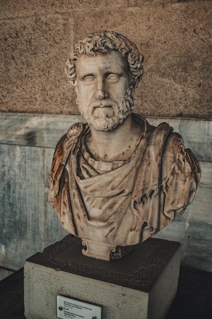 Photo portrait buste de l'empereur antonin plus dans la stoa d'attale sur le site archéologique d'athènes agora