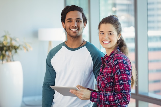 Portrait de cadres à l'aide de tablette numérique